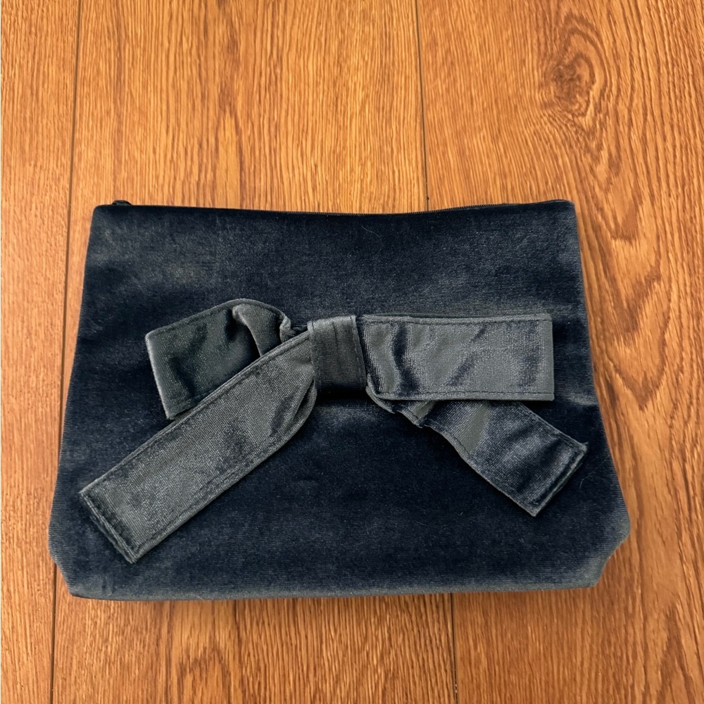Elegant Green Velvet Clutch with Bow